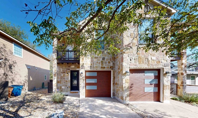 West Congress House | Dog-friendly house with enclosed backyard, W/D, close to Downtown Austin