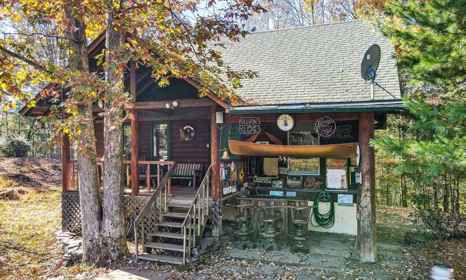 Cresco Cabin | Dog-friendly log cabin with great outdoor bar, firepit, fireplace & porches