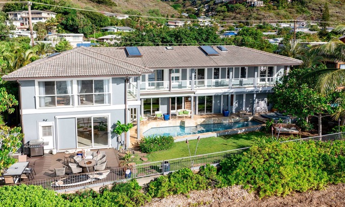 Kuliouou - Kalani Iki House | Dog-friendly oceanfront estate with a pool, hot tub, lanai, & private beach
