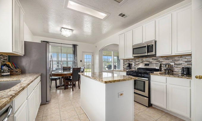 Pearland House | Dog-friendly spacious home with enclosed yard, five bedrooms, smart TVs, AC
