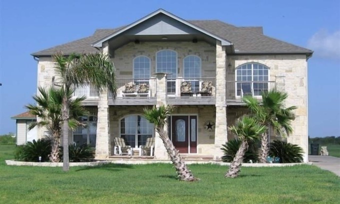 Port Lavaca House | Dolphins, Fishing & Fun w/LIGHTED PIER!