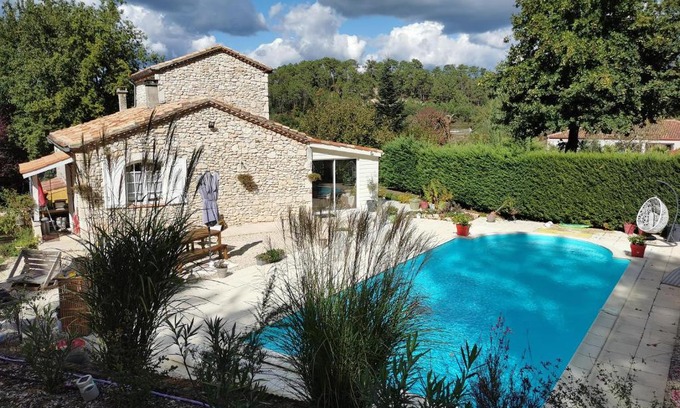 Fumel Bed & Breakfast | DOMAINE DES 3 CYPRÈS Chambre PIVOINE Chez Nath & Pat