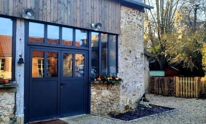 Droue-sur-Drouette House | Domaine ds Pousses in the heart of1 country village