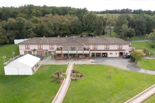 Saint-Etienne-de-Tulmont Hotel | Domaine de Pousiniès
