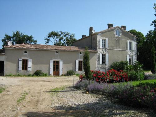 Montlieu la Garde Bed & Breakfast | Domaine les Galards