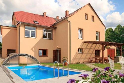 Krasna Lipa House | Domek U rybníčku