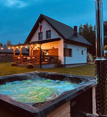 Sejny House | Domek z kominkiem nad jeziorem z jacuzzi ogrodowym