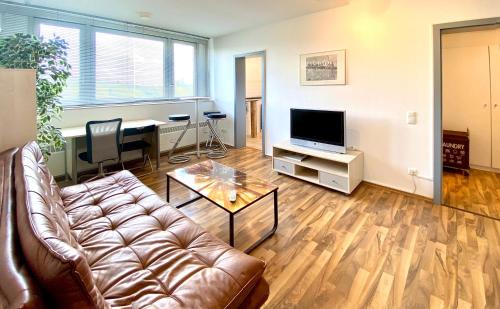 Neuehrenfeld Apartment | DOMspitzen-BLICK, cooles 2 Zimmer Apt mit Indoor-Swimmingpool auf dem Dach, Küche und Smart-TV