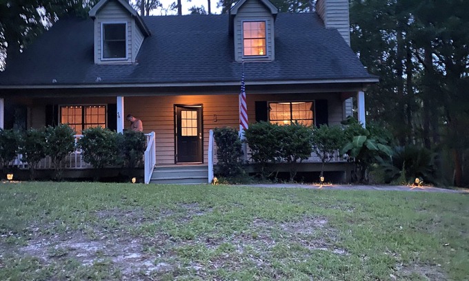 Daphne House | Donna’s Charm: 3 bedroom/king suite/pools/golf