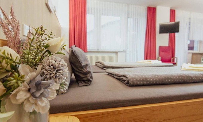 Falkenstein/Vogtl. House | Doppelzimmer, Dusche, WC, Balkon - Green Night