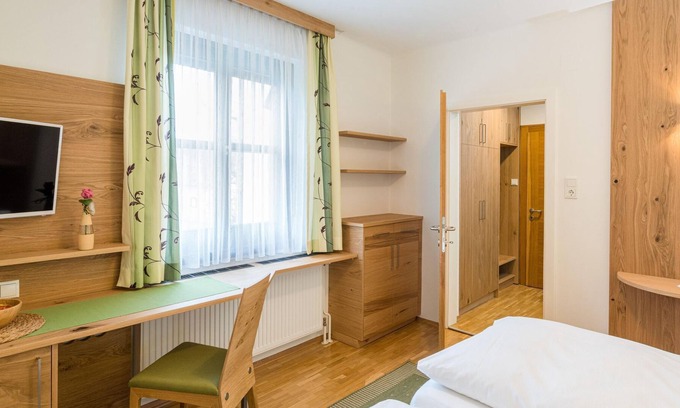 Hartmannsdorf House | Doppelzimmer, Bad, WC, Gartenseitig - Gasthof Gruber Markt Hartmannsdorf