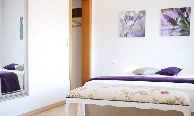 Urberg Apartment | Doppelzimmer mit Balkon und Dusche