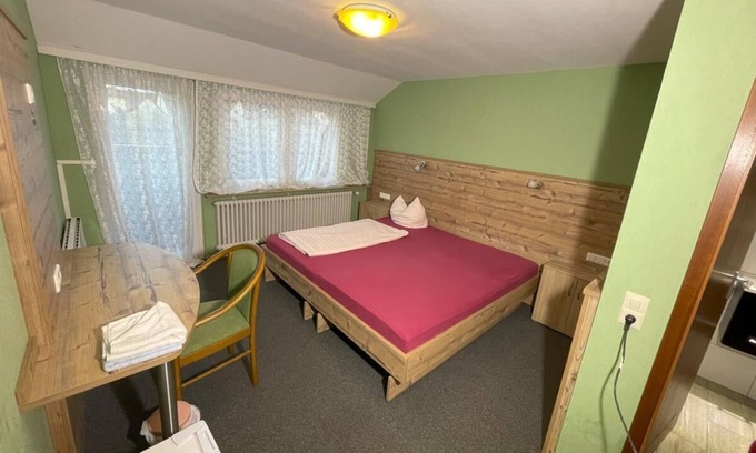 Ottenhausen Apartment | Doppelzimmer mit Balkon - Gästehaus Rössle 7