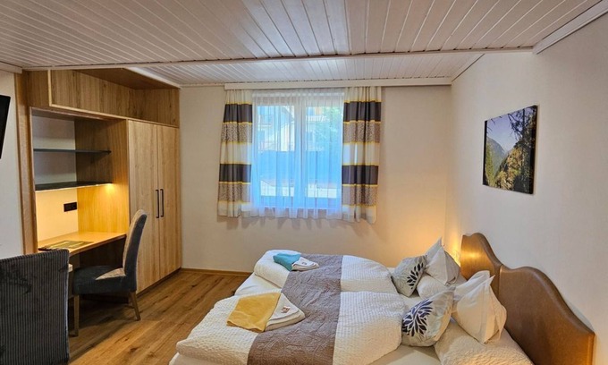 Seeboden Bed & Breakfast | Doppelzimmer Reißeck mit Indirektem Balkon - Gästehaus Bärwald