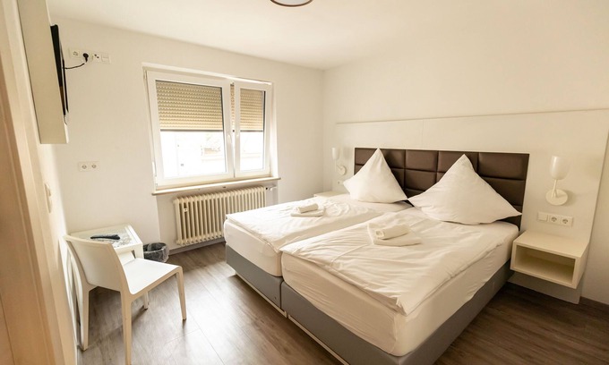 Hollfeld House | Doppelzimmer Standard - Zi. 2 + 4 - Gasthof Schrenker