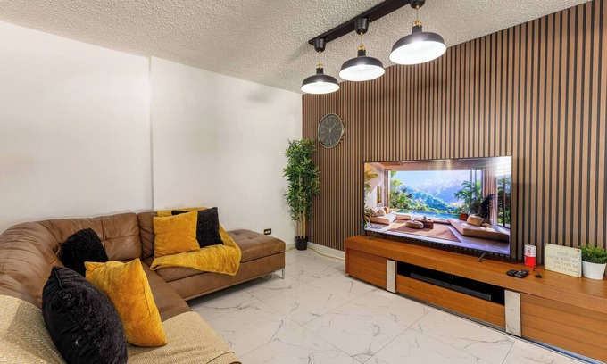 San Antonio House | Dorado 6BR Family & Group Retreat