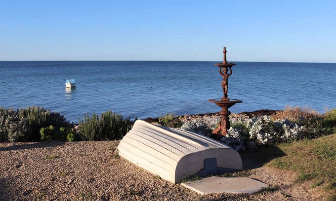 Carribie House | Dot n Pats ~ Absolute Beachfront! Free Wifi