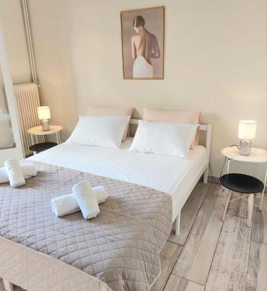 Athens House | Double bed in a room dorm 5' from metro