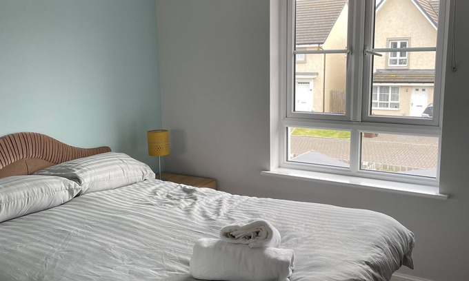Longcroft House | Double bedroom in a brand new shared property, 3 miles away from airpo