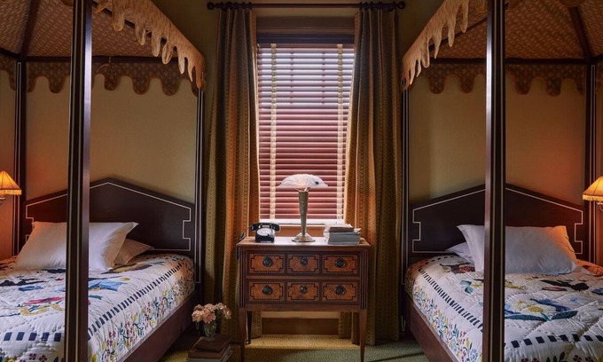 Mount Vernon House | Double Delight at Ulysses Hotel: Unique Decor & On-Site Dining in Downtown