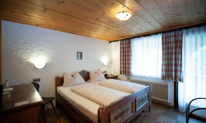 Tennenbronn Apartment | Double room 1 with shower and WC