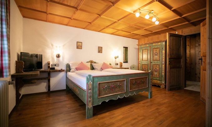 Tennenbronn Apartment | Double room 4 with shower and WC