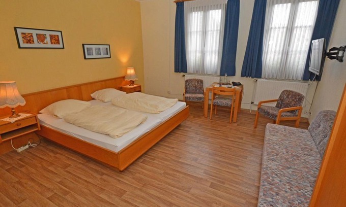 Waldbockelheim House | Double room C/Economy, shower/WC, 1 bedroom - Weinhaus Hehner-Kiltz