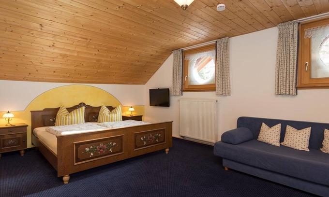 Oberammergau Bed & Breakfast | Double room (No. 7, 4-6 nights) - Pension Zum Kirchenbauer