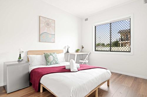 Auburn House | Double Room - Prime location - Convenient Spot in Auburn - Shared Bathroom