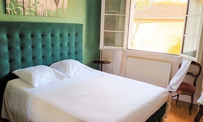 Remoncourt House | Double Room Queen size street view