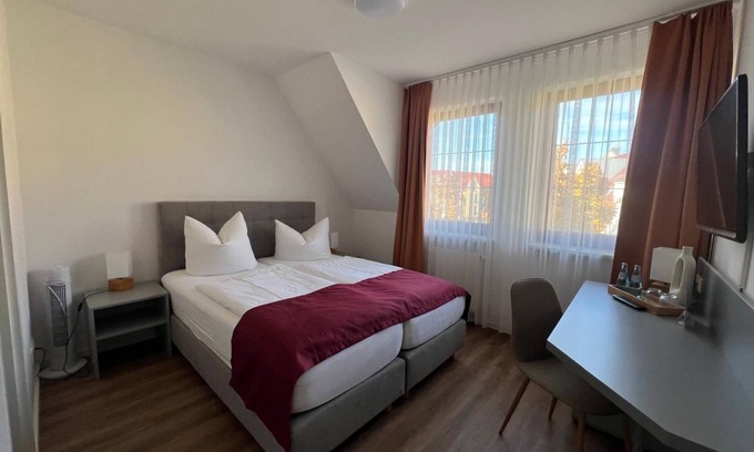 Lubben Cottage | Double room street side, WC/shower - Pension am Markt