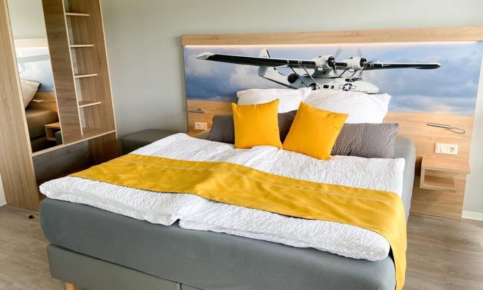 Breitscheid House | Double room window to the airfield, shower WC - Boardinghouse Breitscheid