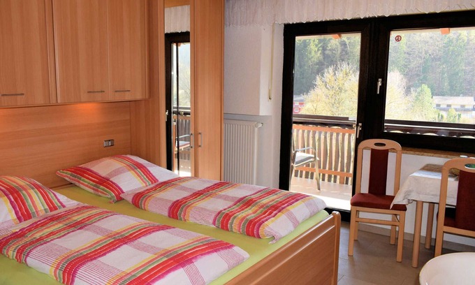 Egloffstein Apartment | Double room with balcony (shared shower/WC) - Gästehaus Grau