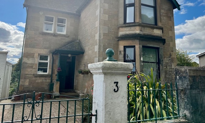 Barrhead House | Double room with Shared bathroom