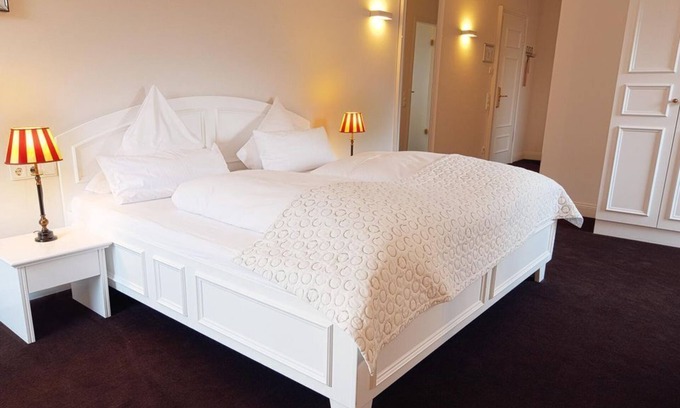 Burgbrohl House | Double room with shower/WC - Burgbrohl Castle