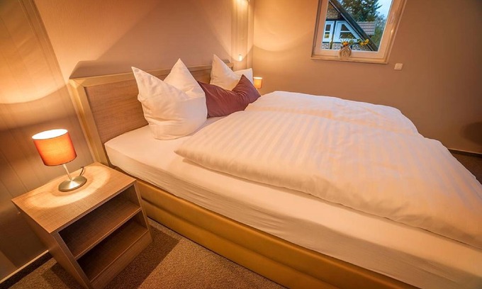 Weisen Apartment | Double/twin room with bathroom and garden view