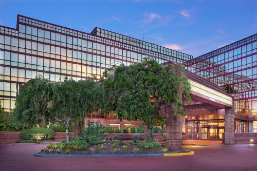 Queens Hotel | DoubleTree by Hilton New York-LaGuardia