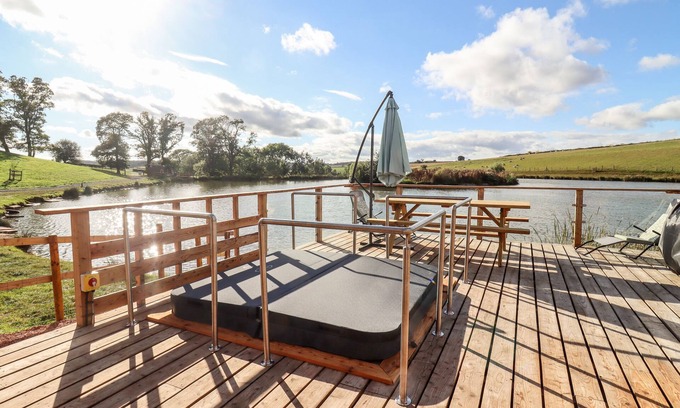 Upper Sapey Cottage | DOUGLAS CABIN, pet friendly, with hot tub in Clifton Upon Teme