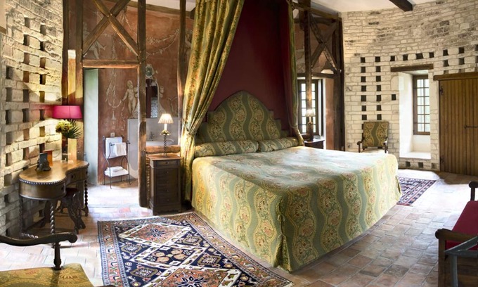 Noyant-de-Touraine Apartment | Dovecote in enclosed estate overlooking Château de brou