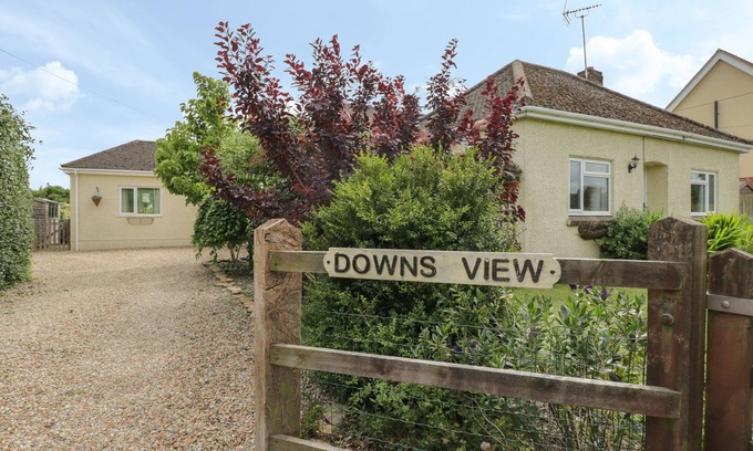 Zeals House | DOWNS VIEW, pet friendly, with a garden in Norton Ferris
