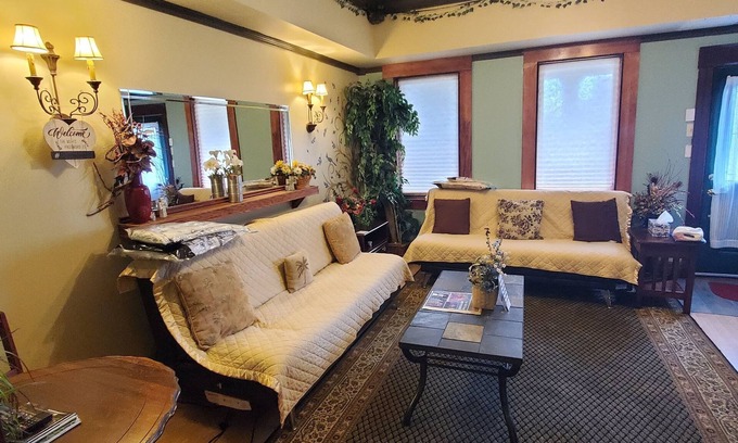 Holy Cross House | Downtown 1 Bedroom Duplex can Sleep 5 Close to Everything