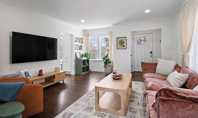Valparaiso House | Downtown 2 BR Cottage w/King Bed