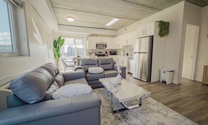 North Central Edmonton Apartment | Downtown 2BR Rogers w/parking/Gym/Patio/Ac