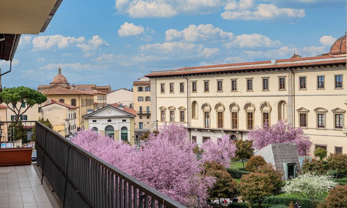 Arezzo Apartment | Downtown apartment of 180sqm offers WiFi a panoramic balcony.