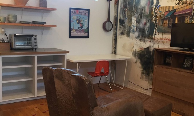 Lockhart Apartment | Downtown Art Studio Apartment