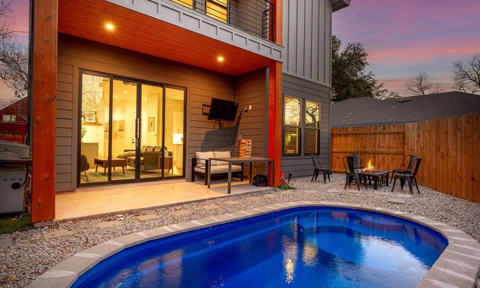 Govalle House | Downtown ATX - Unit A | Modern Home | Pool