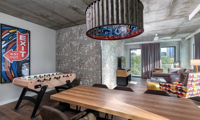 West End Resort | DOWNTOWN Austin with ROOFTOP Pool and BBQ Area, Fire Pit & a Fitness Center