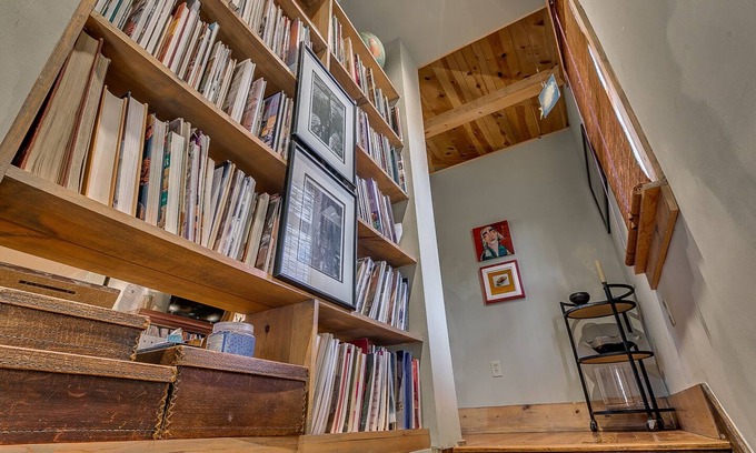 Central Oklahoma City Apartment | Downtown Carriage House Studio : Dream under Vaulted Ceilings