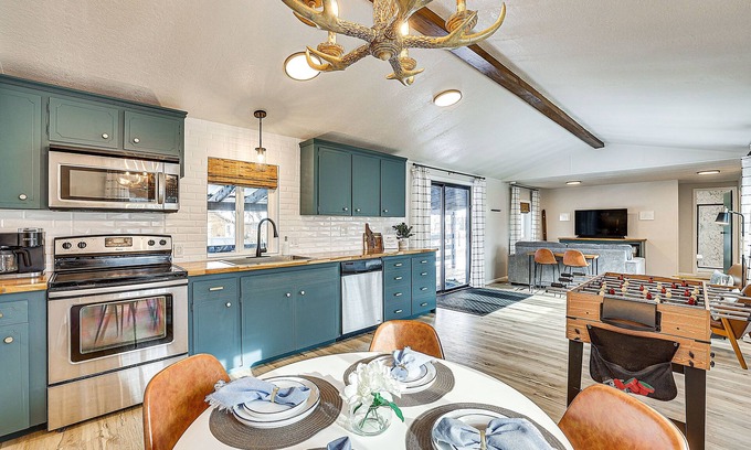 Cascade House | Downtown Cascade Vacation Rental < 1 Mi to Lake!