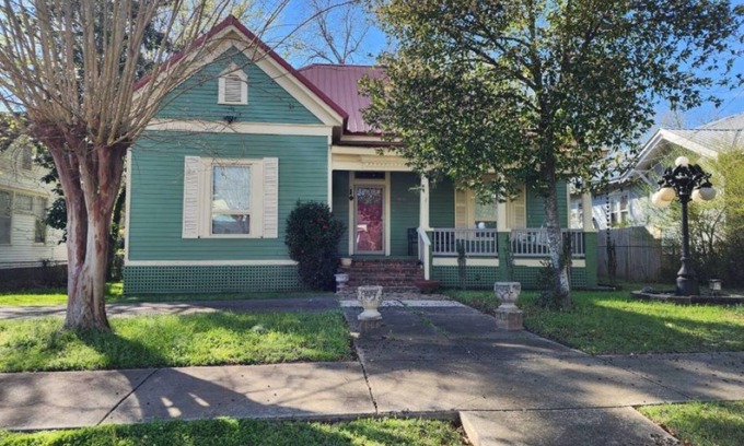 LaGrange House | "Downtown Centre" Intown convenient location is nearby many local activities.